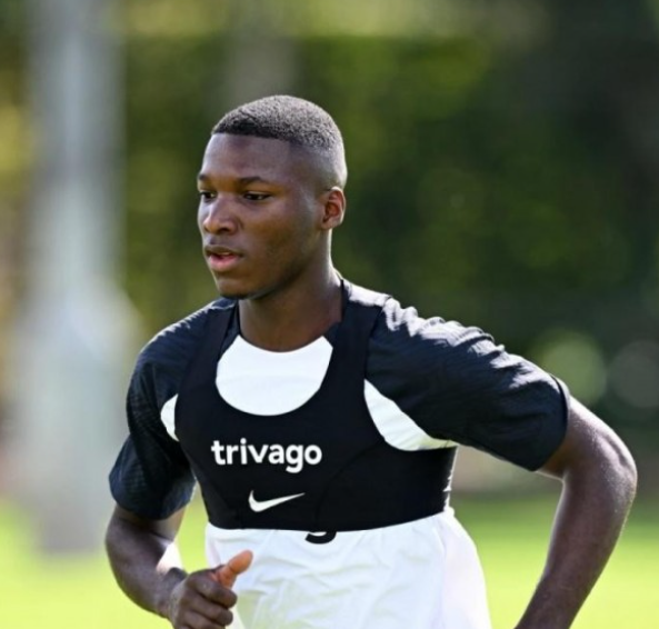 切尔西战平阿森纳后：卡拉格剖析凯塞多受比较影响及犯规问题