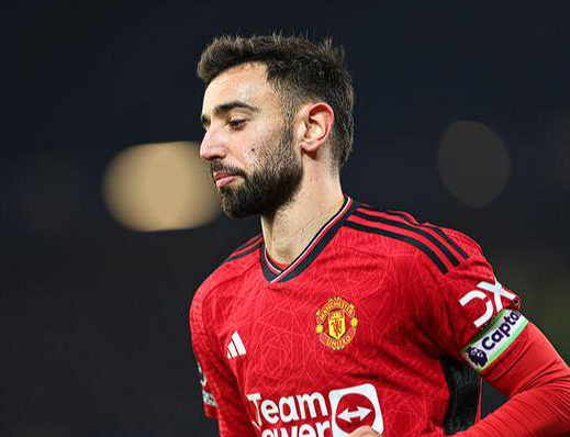 曼联队长B费未来存疑，高薪续约成留队关键