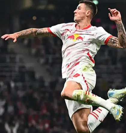 舍什科赛后暖心之举：与球迷深度互动尽显亲和力