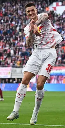 舍什科赛后暖心之举：与球迷深度互动尽显亲和力